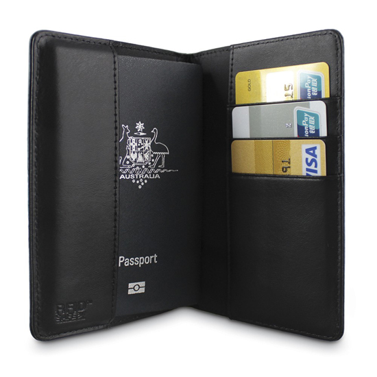 Portfel skórzany na karty zbliżeniowe i paszport z ochroną przeciwko zeskanowaniu danych.